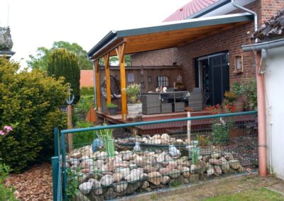 Terrassenüberdachung mit Holzbalken