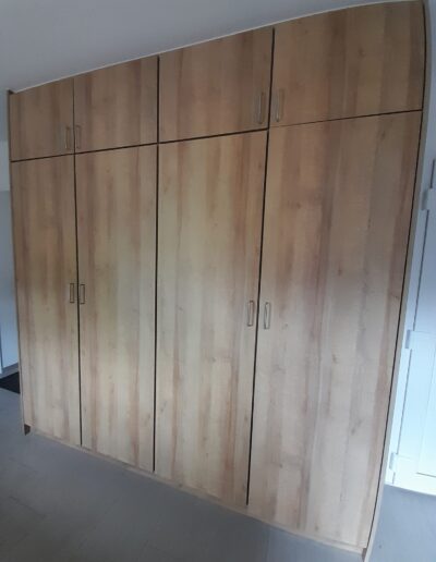 Großer Holzkleiderschrank.