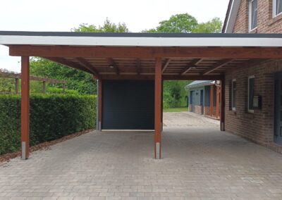 Offener Carport neben einem Haus.