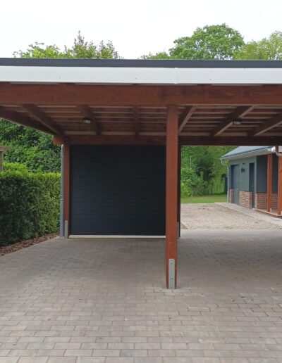 Offener Carport neben einem Haus.