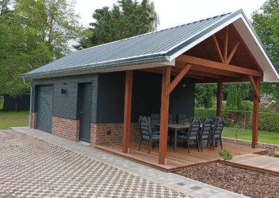 Gartenhaus mit überdachtem Sitzbereich.